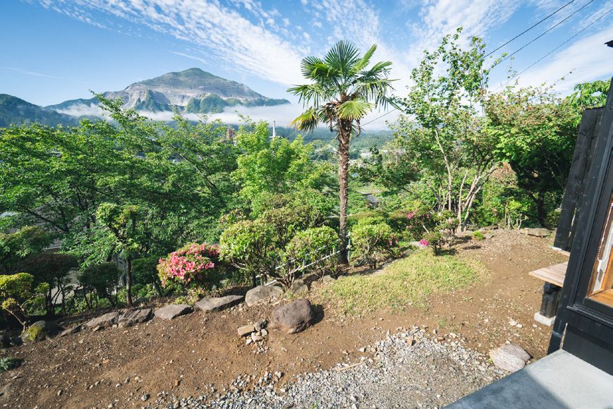 土間テラス右側の、庭に降りられる道